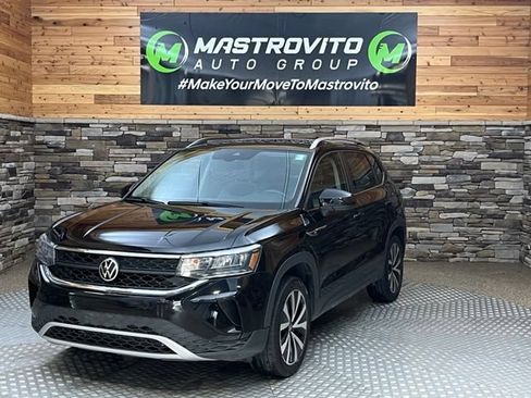 Used 2022 Volkswagen Taos SE w/ Panoramic Sunroof Package AWD/4WD image 4
