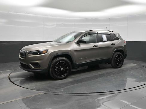 Used 2019 Jeep Cherokee Latitude Plus w/ Comfort/Convenience Group AWD/4WD image 4
