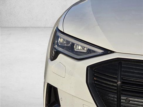 Used 2022 Audi e-tron Premium Plus w/ Premium Plus Package image 10