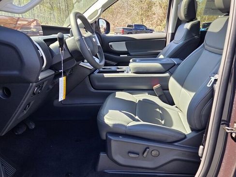 New 2026 Ford Expedition Active image 6