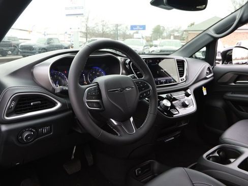 New 2026 Chrysler Pacifica Select image 26