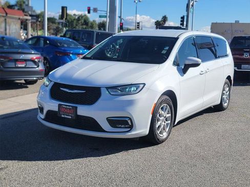 Certified 2023 Chrysler Pacifica Touring-L image 10