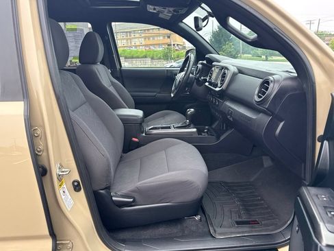 Used 2017 Toyota Tacoma TRD Off-Road AWD/4WD image 7