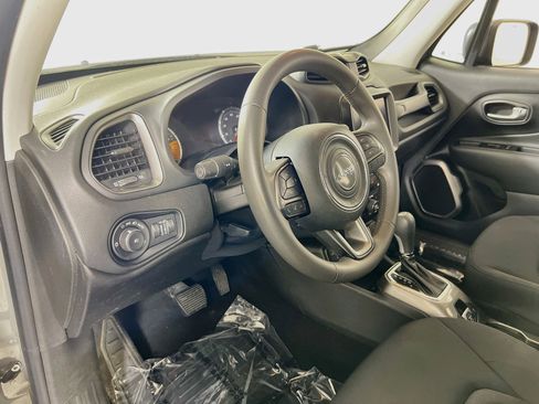 Used 2022 Jeep Renegade Latitude AWD/4WD image 9