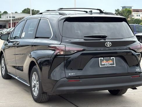 New 2026 Toyota Sienna XLE FWD image 3