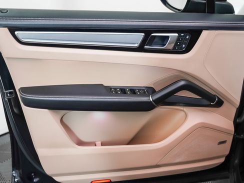 Certified 2023 Porsche Cayenne Platinum Edition image 26