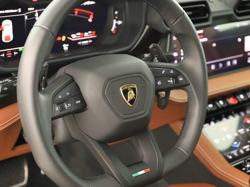 Used 2025 Lamborghini Urus SE AWD/4WD image 16