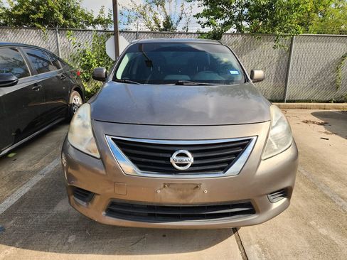 Used 2014 Nissan Versa SV FWD image 2