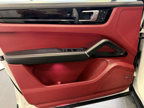 Used 2023 Porsche Cayenne Platinum Edition image 15