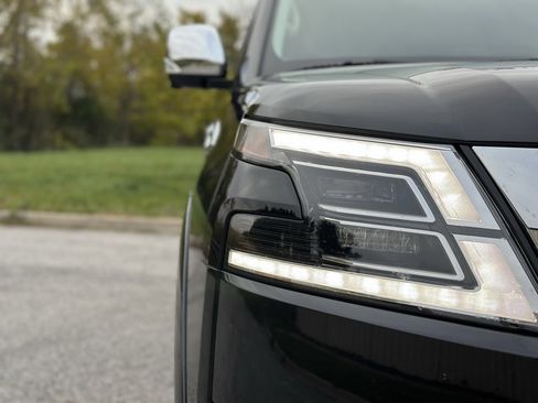 Used 2023 Nissan Armada Platinum image 10