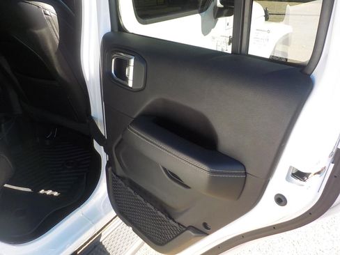 Used 2022 Jeep Gladiator Overland w/ Popular Equipment Package image 12