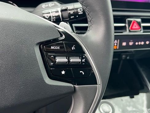 Certified 2025 Kia Niro EX image 24