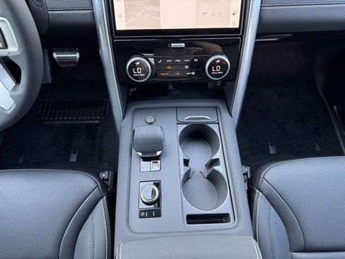 New 2026 Land Rover Discovery Dynamic SE image 32