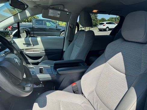 Used 2023 Toyota Sienna LE image 7