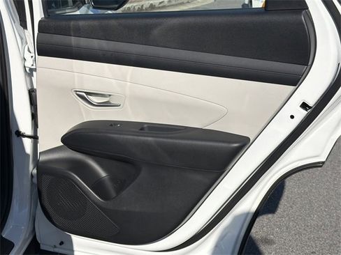 Certified 2025 Hyundai Tucson SE image 16