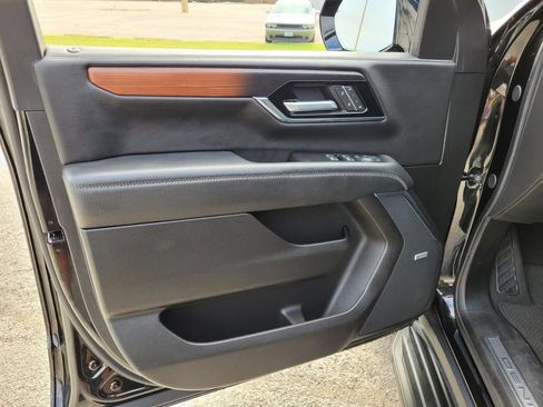 Used 2025 GMC Yukon Denali AWD/4WD image 19