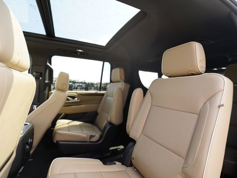 Used 2021 Chevrolet Suburban Premier w/ Premium Package image 11