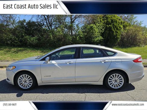 Used 2016 Ford Fusion SE image 1