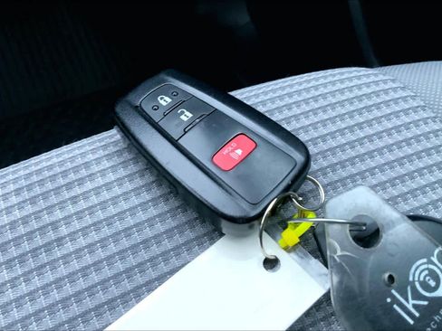 Used 2023 Toyota Highlander L image 12