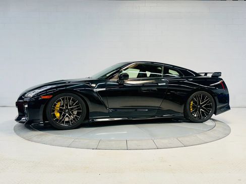 Used 2018 Nissan GT-R Premium AWD/4WD image 10