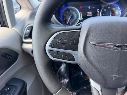 Used 2023 Chrysler Pacifica Touring-L FWD image 15