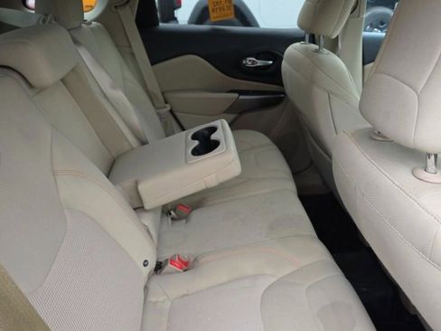 Used 2019 Jeep Cherokee Latitude w/ Popular Appearance Group image 8