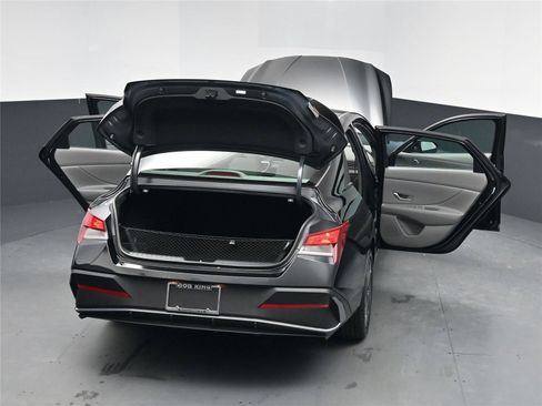 Certified 2025 Hyundai Elantra Sport image 16