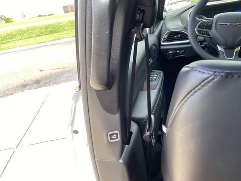 Used 2025 Chrysler Pacifica Select FWD image 49