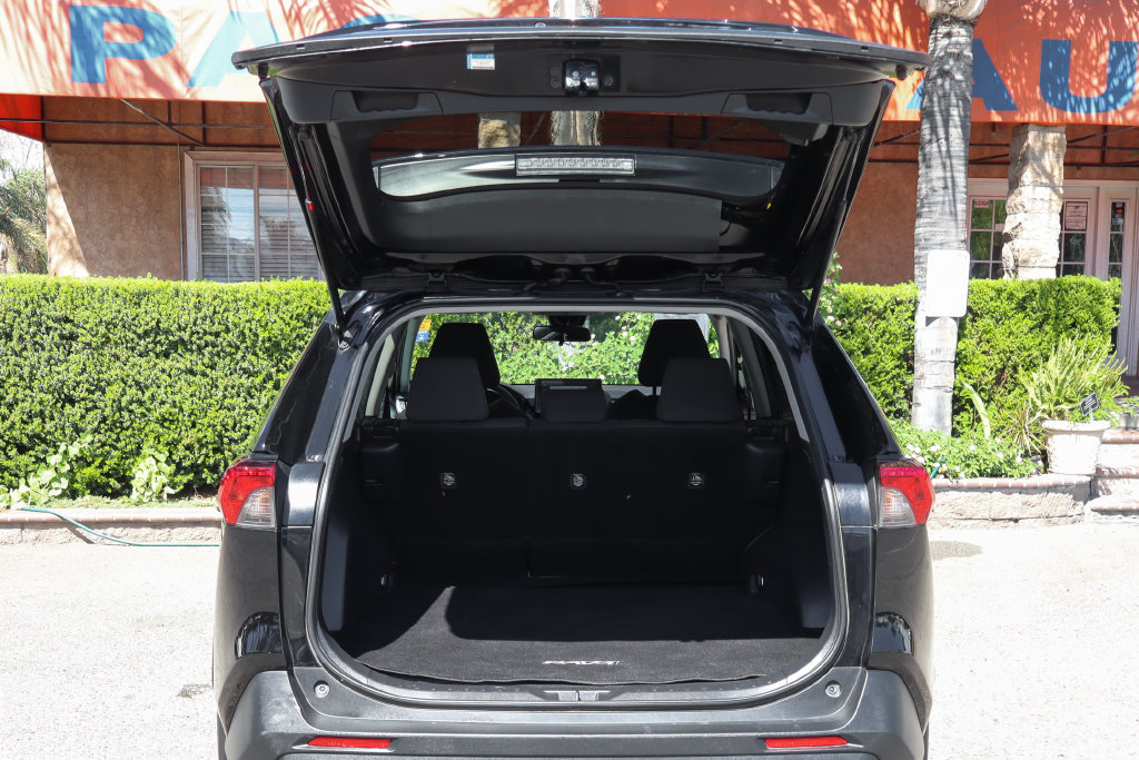 Used 2021 Toyota RAV4 LE w/ Carpet Mat Package (TMS) AWD/4WD image 8
