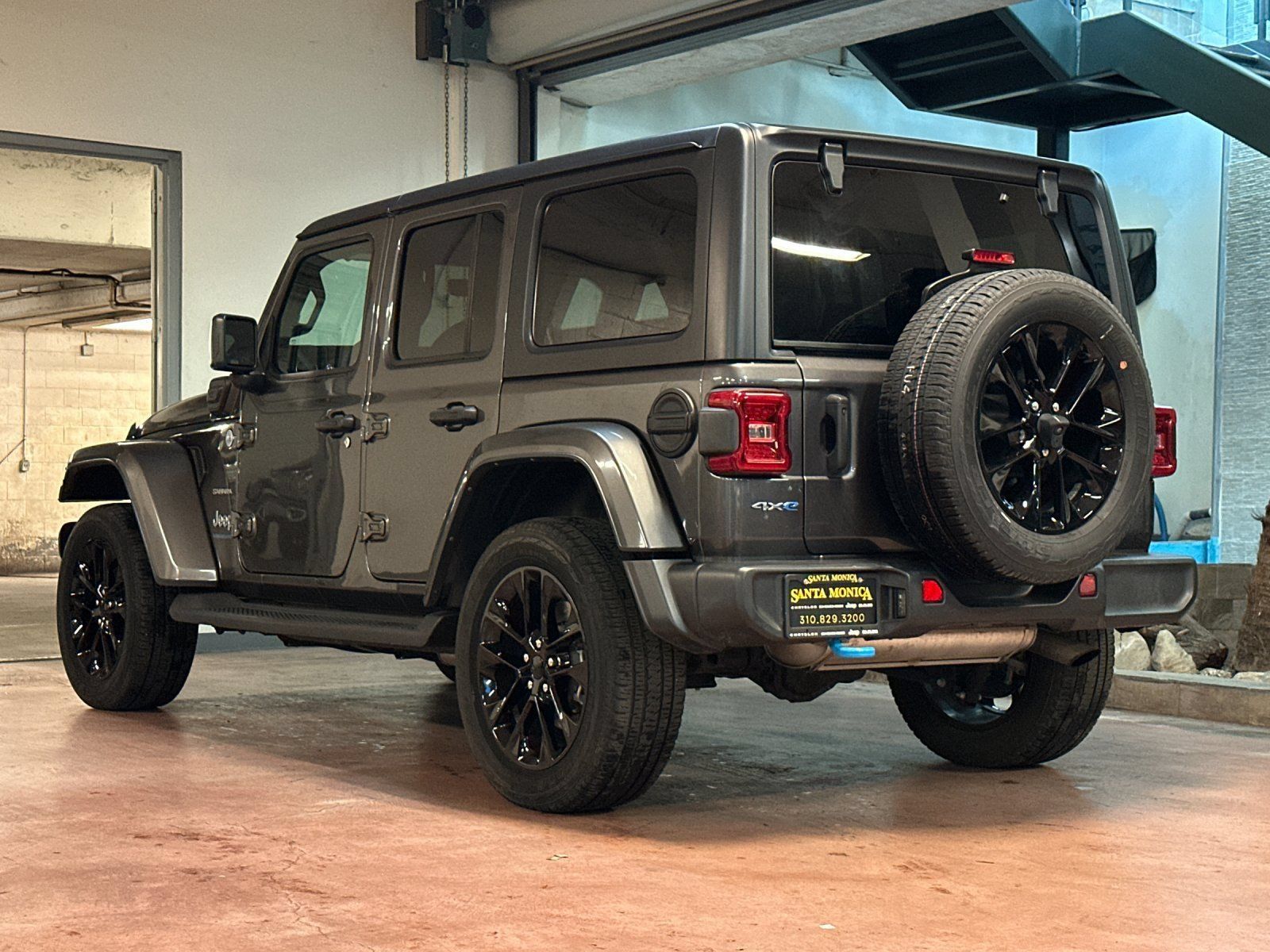 Used 2023 Jeep Wrangler Unlimited Sahara AWD/4WD image 3