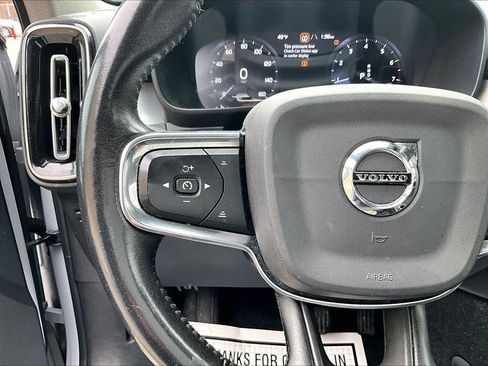 Used 2020 Volvo XC40 T5 Momentum image 13