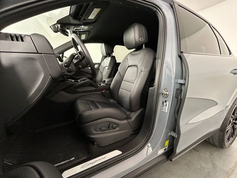 Used 2025 Porsche Cayenne AWD/4WD image 5