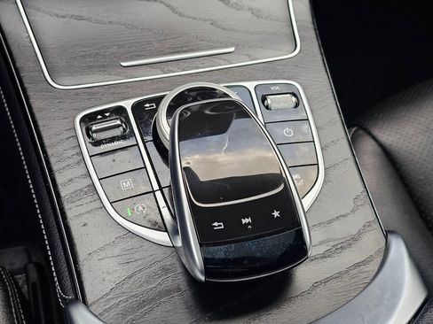 Used 2018 Mercedes-Benz GLC 300 4MATIC image 19