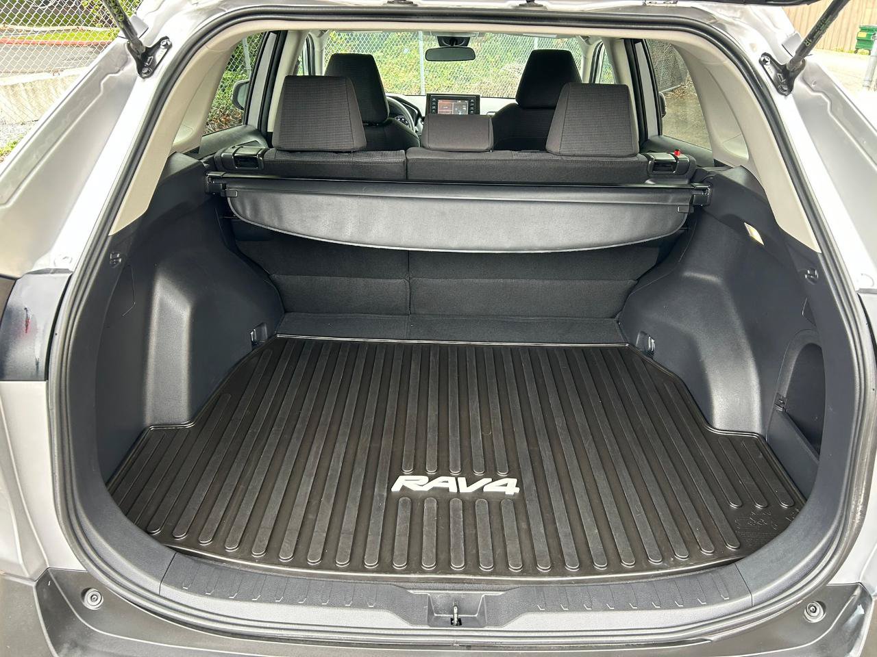 Used 2022 Toyota RAV4 LE AWD/4WD image 13