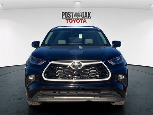 New 2026 Toyota Highlander XLE image 2