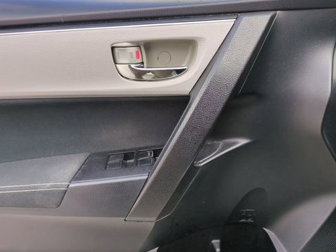 Used 2018 Toyota Corolla LE FWD image 11