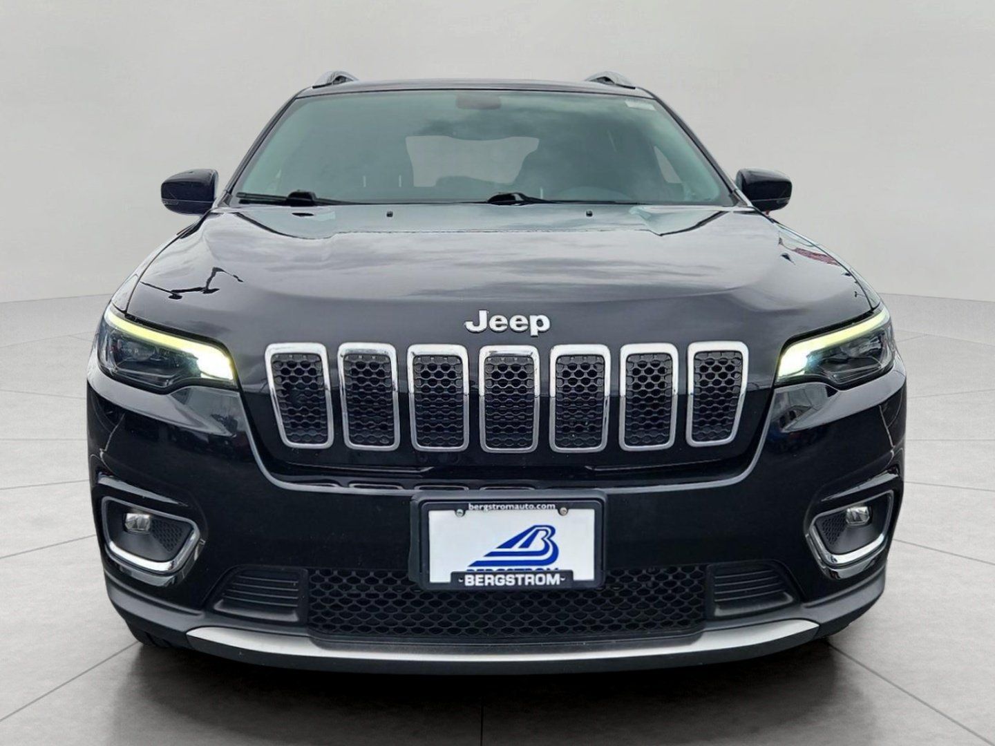 Used 2019 Jeep Cherokee Limited AWD/4WD image 3