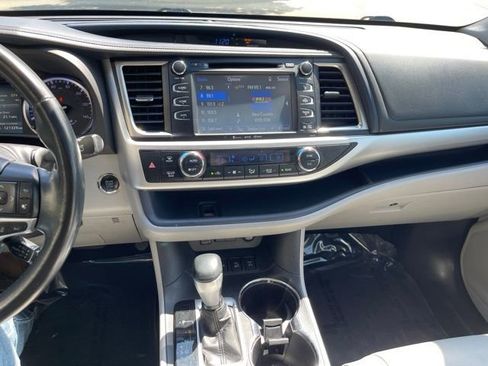 Used 2018 Toyota Highlander XLE AWD/4WD image 24