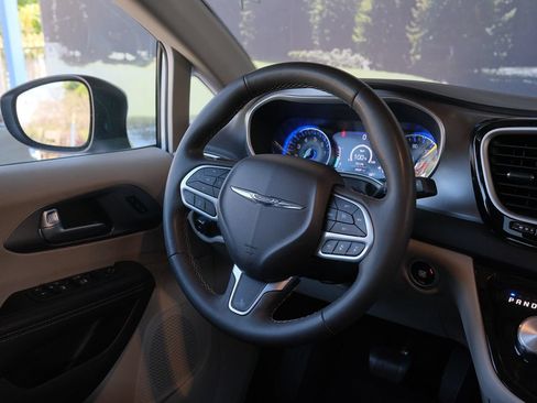 Used 2023 Chrysler Pacifica Touring-L FWD image 46