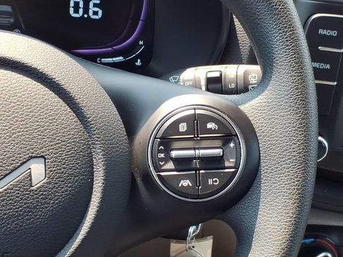 Used 2025 Kia Soul LX w/ LX Technology Package FWD image 19