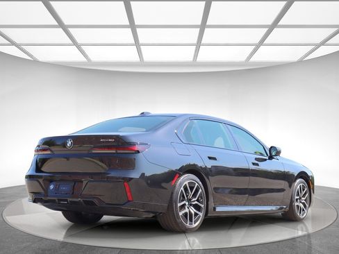 Used 2023 BMW i7 xDrive60 AWD/4WD image 6