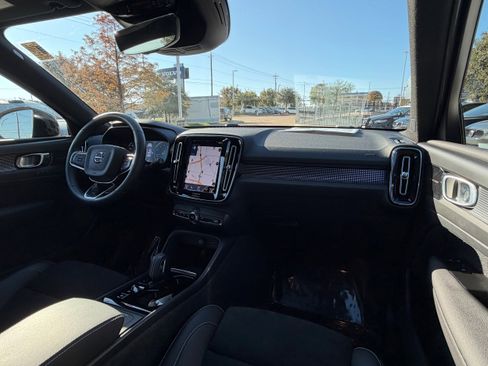 Used 2022 Volvo XC40 T4 R-Design w/ Advanced Package image 13