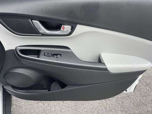 Certified 2022 Hyundai Kona SEL w/ Convenience Package FWD image 9