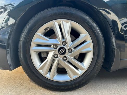 Used 2020 Hyundai Elantra SEL FWD image 25