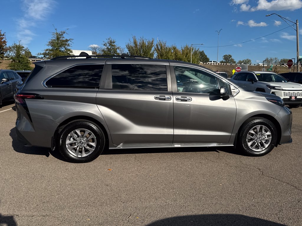 Used 2026 Toyota Sienna XLE AWD/4WD image 8