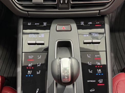 Certified 2024 Porsche Macan Turbo AWD/4WD image 43
