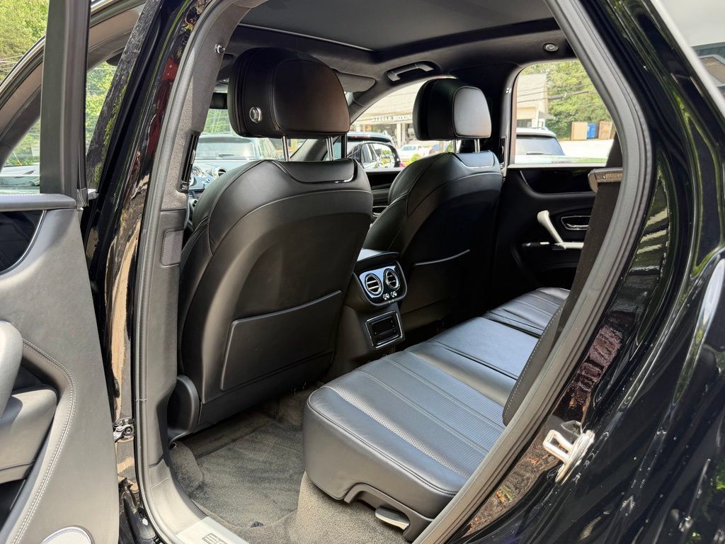 Used 2019 Bentley Bentayga AWD/4WD image 31