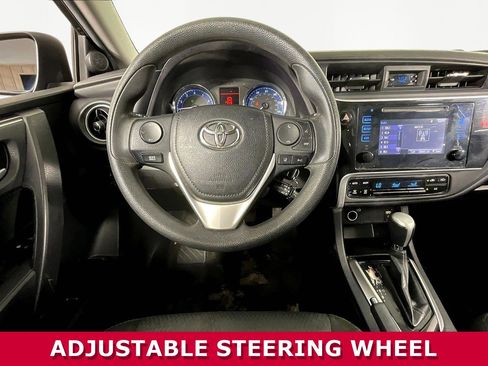 Used 2018 Toyota Corolla LE image 9