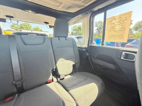 Used 2025 Jeep Wrangler Unlimited Sahara AWD/4WD image 35