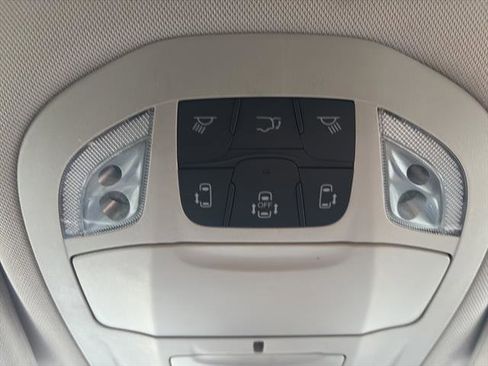 Used 2023 Chrysler Pacifica Touring-L image 27